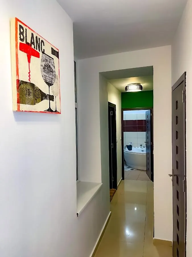 Апартаменты Cool Flat With Hot Tub In The Old Town Бухарест